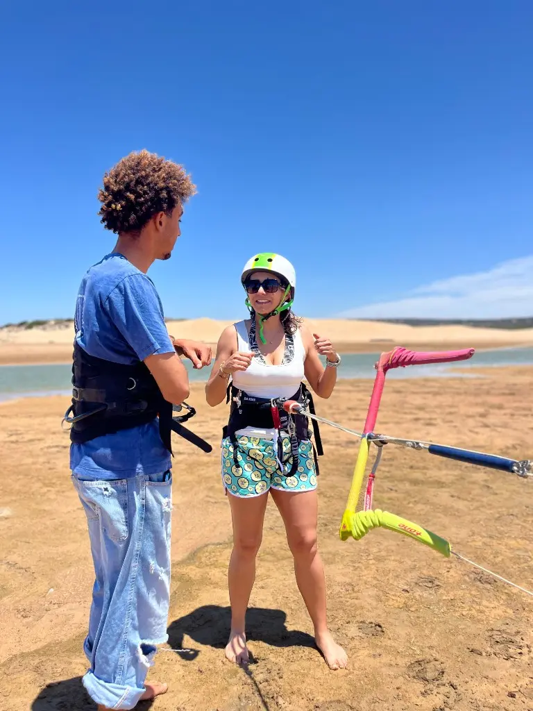 élève en cours de kitesurf avec aile tractée dans la baie d'Essaouira