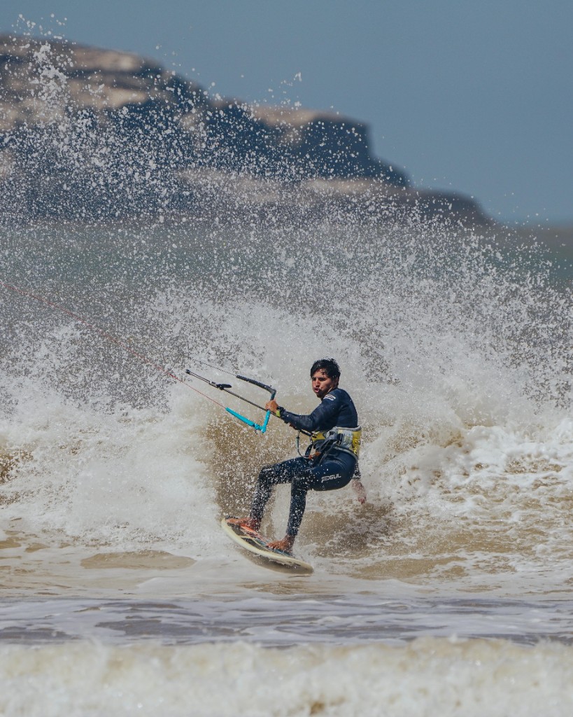 Cours de kitesurf à Essaouira — rider en vague, Elite School