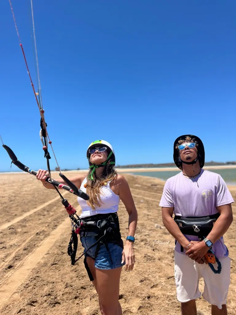élève en cours de kitesurf guidé par un moniteur IKO dans la baie d'Essaouira