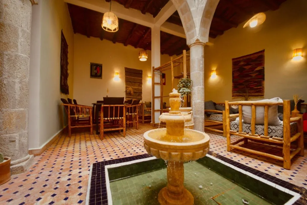 Patio d’un riad partenaire à Essaouira — hébergement surf camp, cour intérieure et ambiance authentique