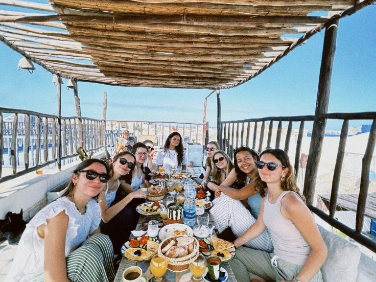 Ambiance surf camp soirée rooftop Essaouira