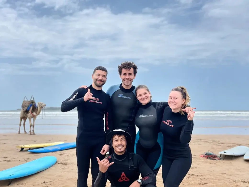Groupe en combinaison sur la plage d’Essaouira — cours de surf Elite School