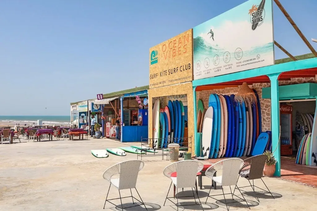 surfeur prenant une vague propre sur le spot de Sidi Kaouki par vent offshore