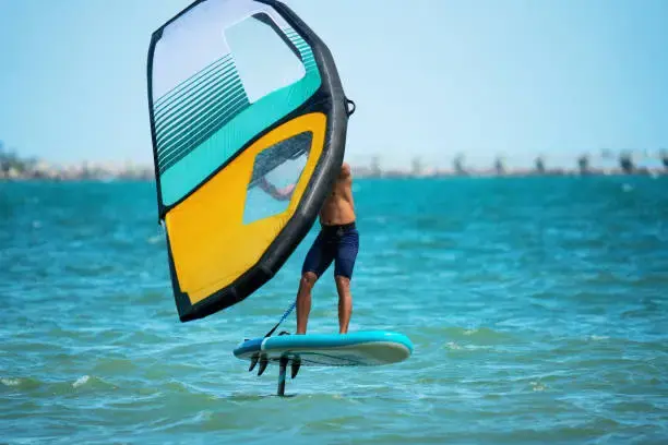 Rider en wing foil au-dessus de l’eau à Essaouira