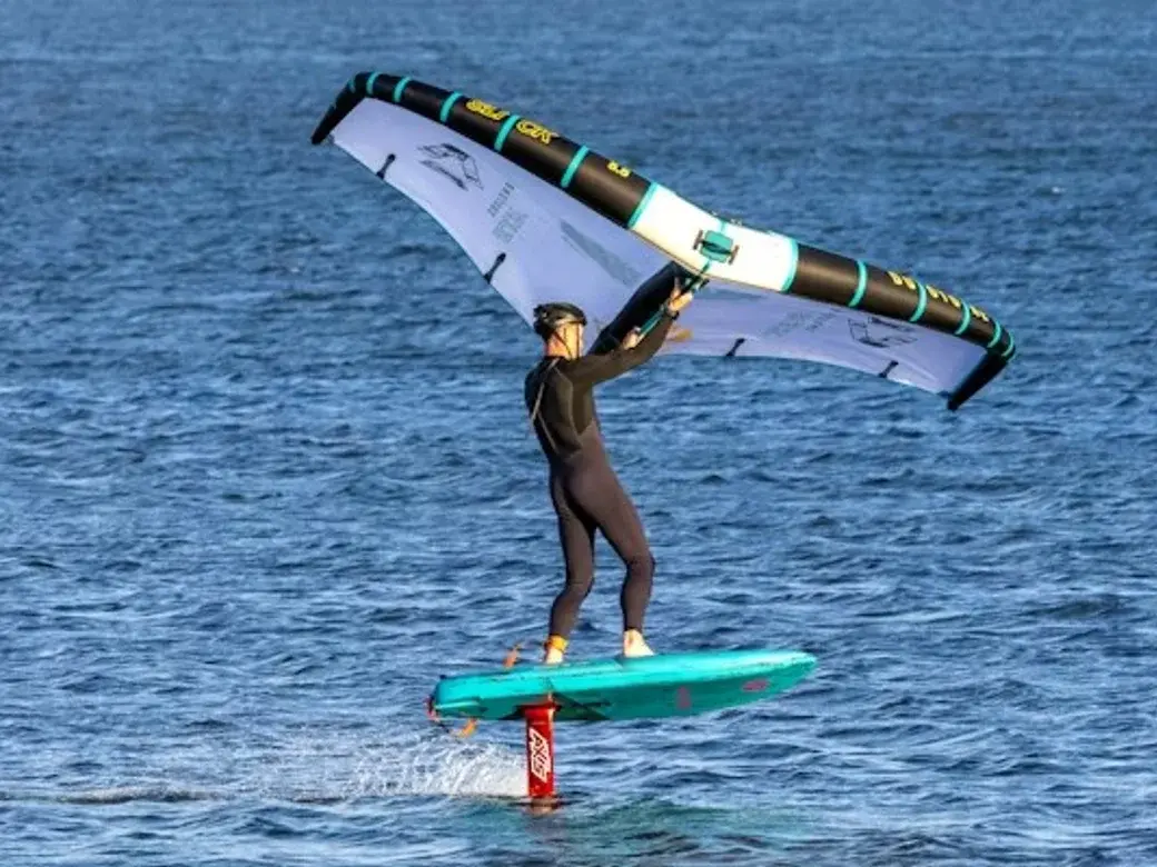 Cours wingfoil Essaouira — foil sur l’eau
